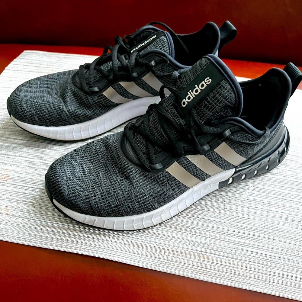 Women’s sz 9 Adidas sneakers. 👟